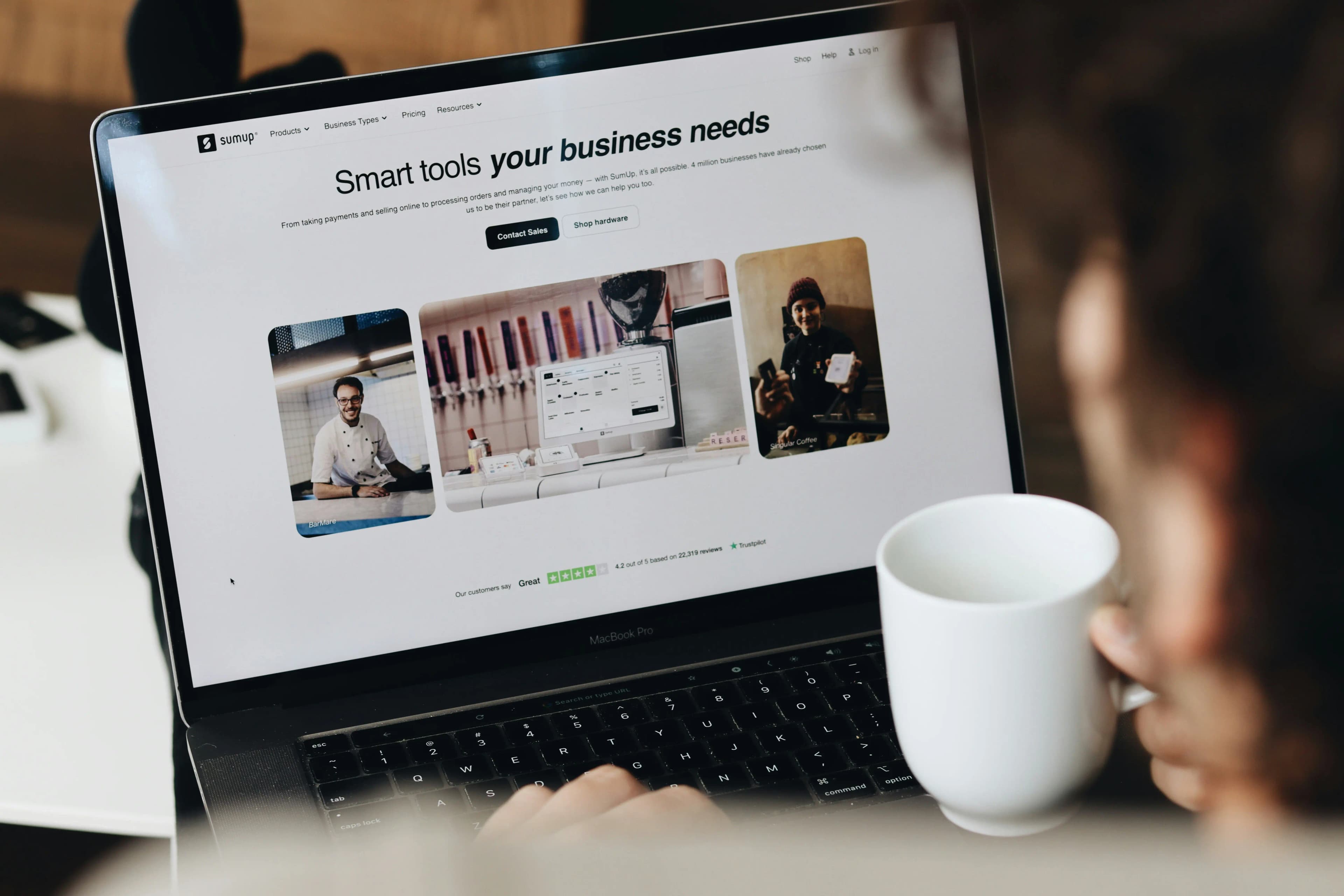 Ноутбку с экраном веб-страницы